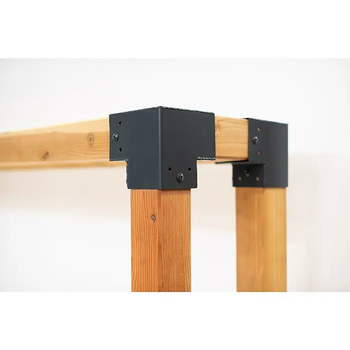 Westmann Kaminholzregal Michel - 198 x 40 x 180 cm, Holz, Natur - Nahaufnahme von Holzstützen, die mit schwarzen Eckverbindern und Schrauben befestigt sind, ideal für robuste Bauprojekte.