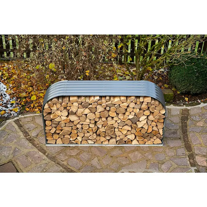 Westmann Kaminholzregal Hajo - 212 x 46 x 111 cm, Stahl, Anthrazit - Ein stilvolles Brennholzlager mit grauem Dach, gefüllt mit Holzscheiten, auf einer Pflasterfläche im Garten.