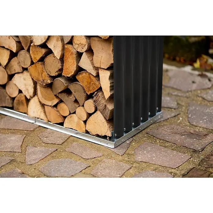 Westmann Kaminholzregal Hajo - 212 x 46 x 111 cm, Stahl, Anthrazit - Nahaufnahme eines Brennholzregals aus Holz und Metall auf einem Steinterrassenboden.