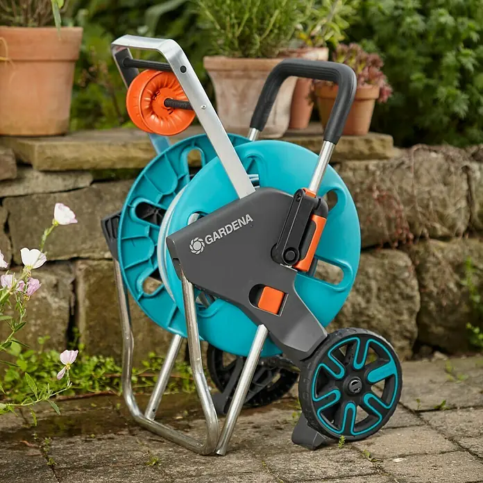 Gardena Schlauchwagen CleverRoll M Easy - Kunststoff/Metall, Schlauchkapazität: 60 m, 13 mm (½″) - Gardena Schlauchwagen mit Rädern und praktischer Kurbel zum Aufrollen des Gartenschlauches, ideal für die Gartenbewässerung.