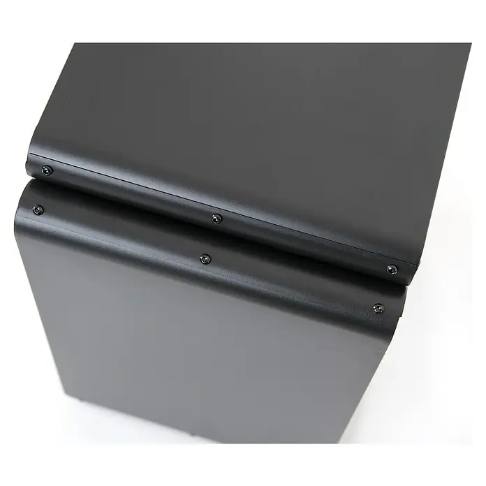 Westmann Kaminholzregal Kanto - 57 x 36 x 56 cm, Stahl, Schwarz - Detailansicht eines modernen schwarzen Beistelltisches mit abgerundeten Kanten und Schraubendetails, ideal für stilvolle Wohnräume.
