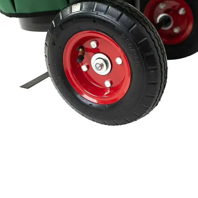 Westmann Gartentrolley Universal - 40 x 56 x 104 cm - Nahaufnahme eines schwarzen Rades mit roter Felge, montiert an einem Gartengerät oder Wagen.