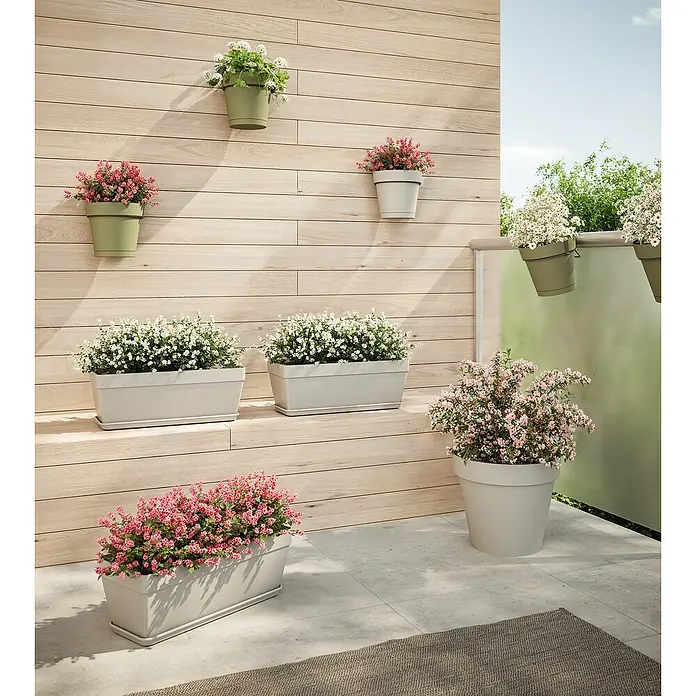Artevasi Capri Geländertopf - Außenmaß (Ø x H): 20 x 21,5 cm, Kunststoff, Grün, Matt - Salbeigrüne und hellgraue Pflanzgefäße mit bunten Blumen, an Balkonwand und auf Terrasse angeordnet.