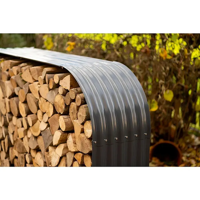 Westmann Kaminholzregal Hajo - 212 x 46 x 111 cm, Stahl, Anthrazit - Nahaufnahme eines Holzstapels mit gewelltem Metalldach, der Holz vor Witterungseinflüssen schützt, im Freien gelagert.