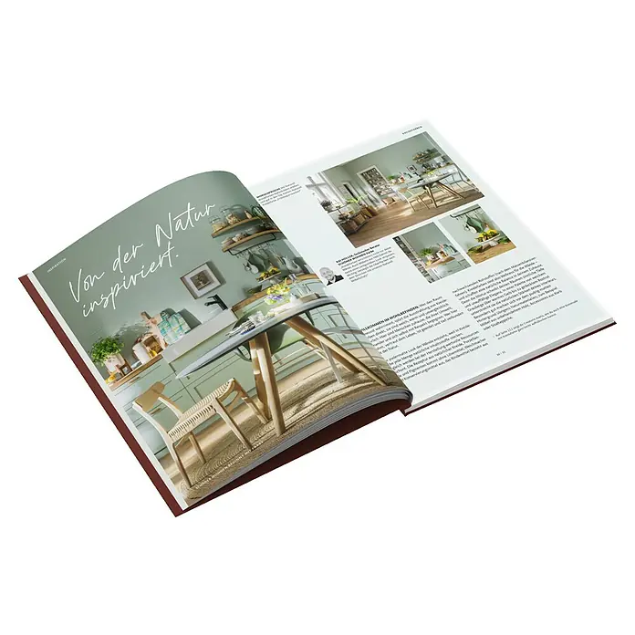 SCHÖNER WOHNEN beginnt mit FARBE -  - Offene Magazinseite mit Artikel über natürliche Raumgestaltung mit hellgrüner Kreidefarbe und Holzmöbeln.