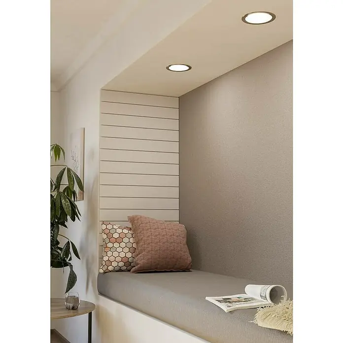 Eglo Fueva 5 LED-Einbauspot - 10,5 W, Warmweiß, Nickel matt, Ø x H: 16,6 x 2,6 cm - Gemütliche Sitzecke mit zwei Kissen, grauer Sitzfläche und Deckenleuchten. Perfekt zum Lesen und Entspannen. Einladendes Ambiente mit Pflanzen und Magazin.