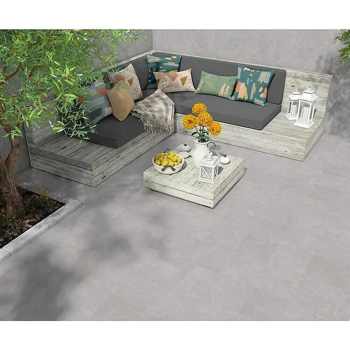 Pavimento porcelánico Aura - 33,3 x 33,3 cm, Light, Mate - Baldosas exteriores gris claro con efecto piedra y veteado sutil crean un suelo de patio elegante.