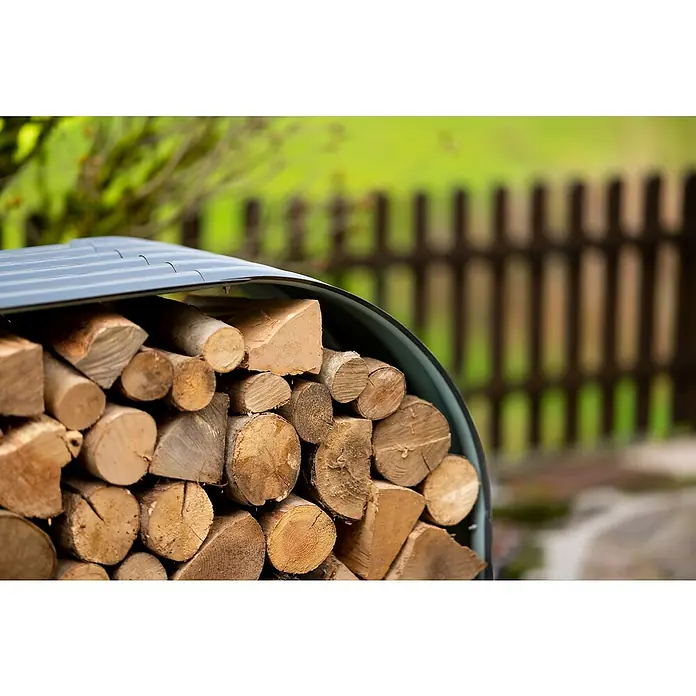 Westmann Kaminholzregal Hajo - 212 x 46 x 111 cm, Stahl, Anthrazit - Nahaufnahme von gestapeltem Brennholz unter einer Abdeckung, ideal zum Heizen und für gemütliche Abende.