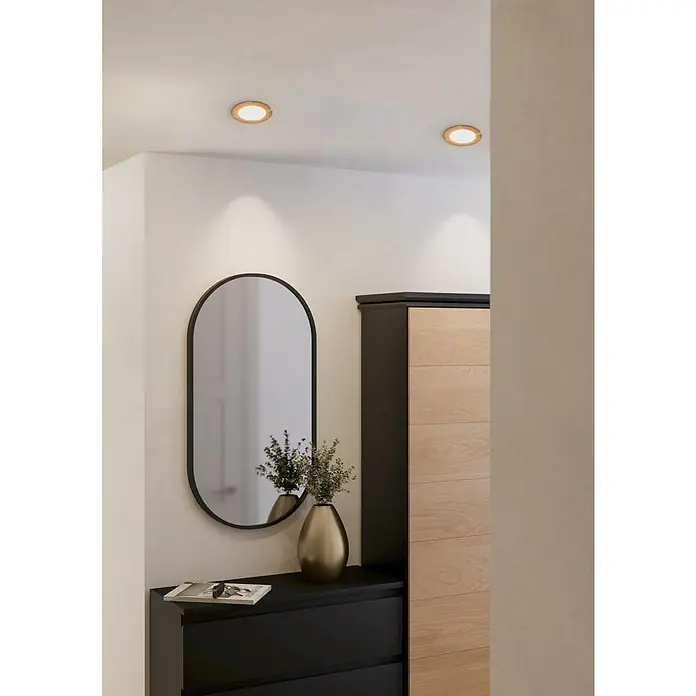 Eglo Fueva 5 LED-Einbauspot - 5,5 W, Warmweiß, Nickel matt, Ø x H: 11,7 x 2,6 cm - Elegantes Interieur mit einem schwarzen Konsolentisch, einem ovalen Spiegel und einem hellen Holzschrank, beleuchtet von zwei Deckenleuchten.