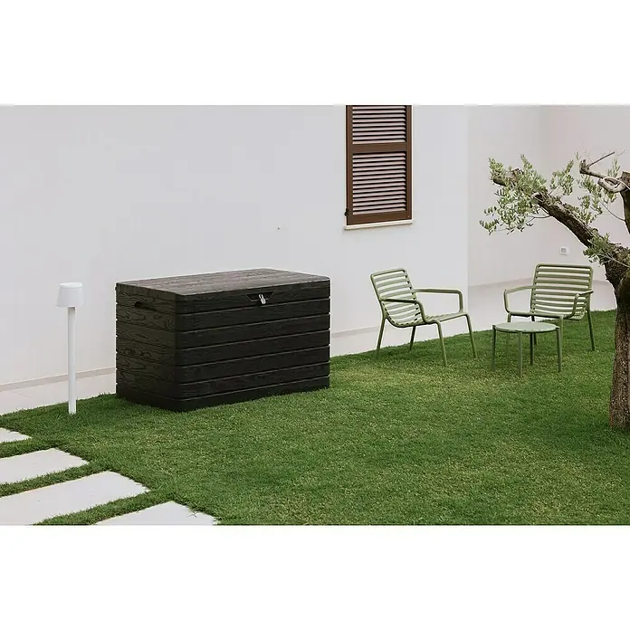 Toomax Auflagenbox Dolomiti - 146 x 82 x 85 cm, Kunststoff, Anthrazit - Ein wetterfester Keter Aufbewahrungskasten aus Kunststoff in Holzoptik steht auf einem Rasen.
