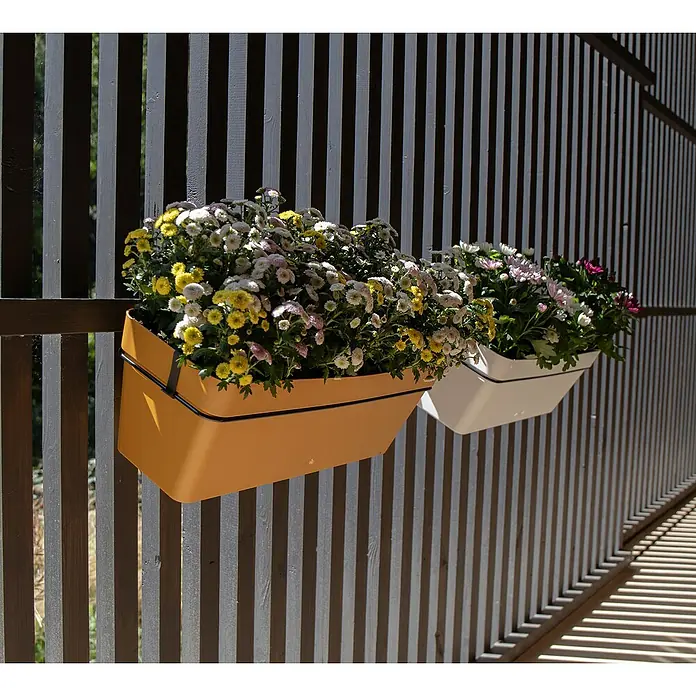Artevasi Balkonkasten Capri - Weißgrün, Kunststoff, Matt - Zwei hängende Blumenkästen in Gelb und Weiß mit bunten Blumen an einem Zaun, die eine schöne und natürliche Dekoration bieten.
