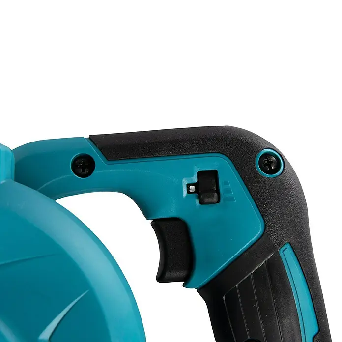 Makita LXT 18V Akku-Gebläse DUB186SFX1 - 1 Akku, 3 Ah, Blasgeschwindigkeit: 68 m/s - Nahaufnahme eines türkis-schwarzen Werkzeugs, das Details wie Schalter, Schrauben und Griffstruktur hervorhebt.