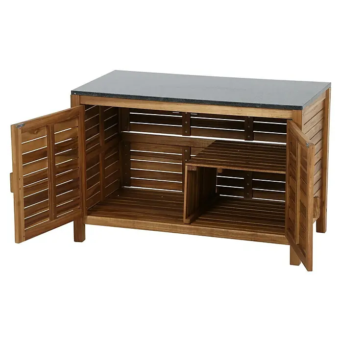Gardamo Outdoorküche Riva - 3 -tlg., Akazie, Steingranit, Natur - Nahaufnahme eines offenen Holzschranks mit einer dunklen Arbeitsplatte, ideal für die Aufbewahrung im Innen- und Außenbereich.