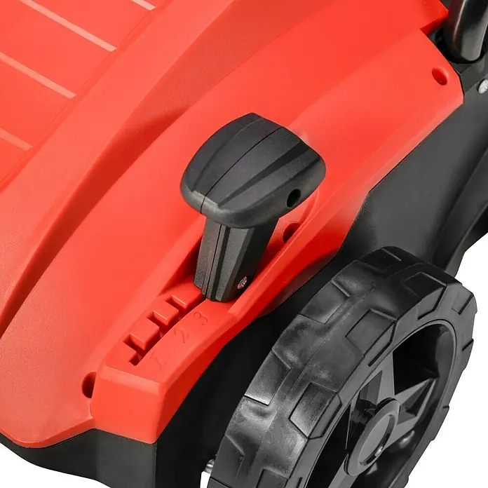 Hurricane Elektro-Vertikutierer HEV-S-1500-32 - 1.500 W, Arbeitsbreite: 32 cm - Detailaufnahme eines roten Rasenmähers mit schwarzem Griff zur Höheneinstellung, der auf Stufe 2 steht. Ein schwarzes Rad ist ebenfalls sichtbar.