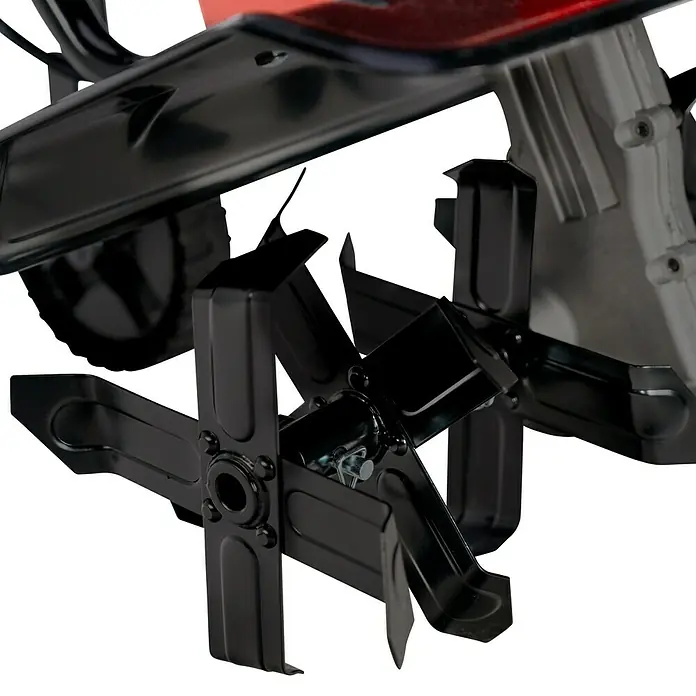 Hurricane Elektro-Bodenhacke HEB-I-1500 - Leistung: 1.500 W, Arbeitsbreite: 45 cm, Arbeitstiefe: 20 cm - Nahaufnahme der schwarzen Klingen eines Gartenfräse-Werkzeugs, das für die Bodenbearbeitung im Garten verwendet wird.