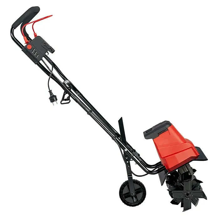 Hurricane Elektro-Bodenhacke HEB-I-1500 - Leistung: 1.500 W, Arbeitsbreite: 45 cm, Arbeitstiefe: 20 cm - Nahaufnahme eines roten und schwarzen Elektro-Kultivators mit Rädern und Griff. Das Gartengerät ist ideal zum Auflockern von Böden.