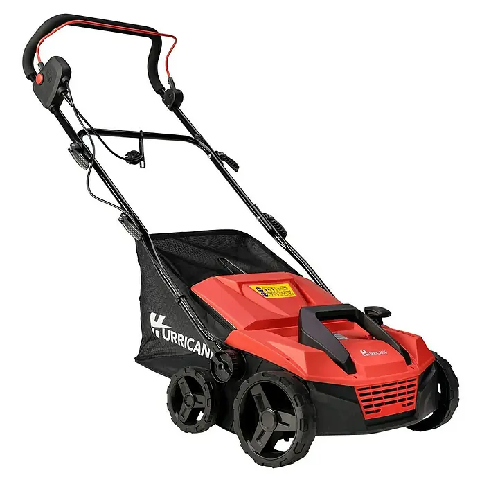 Hurricane Elektro-Vertikutierer HEV-S-1600-38 - 1.600 W, Arbeitsbreite: 38 cm - Ein roter Hurricane Rasenlüfter mit Fangkorb, der für die Rasenpflege im Garten konzipiert wurde.
