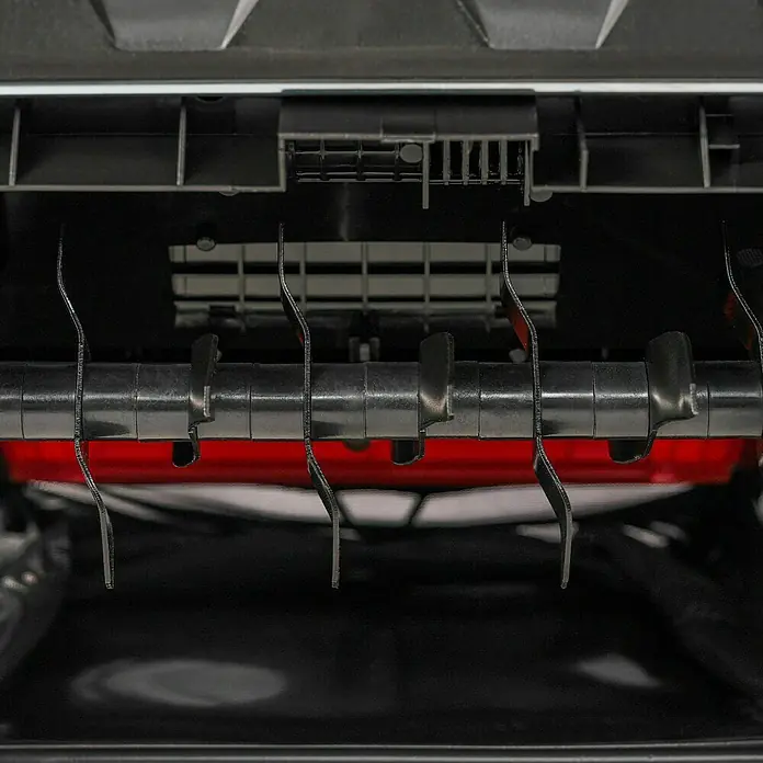 Hurricane Elektro-Vertikutierer HEV-S-1500-32 - 1.500 W, Arbeitsbreite: 32 cm - Nahaufnahme des Häckslers, der präzise und effiziente Schnitte für Gartenabfälle liefert. Robust und langlebig für den anspruchsvollen Einsatz.