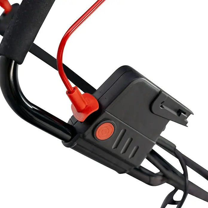 Hurricane Elektro-Bodenhacke HEB-I-1500 - Leistung: 1.500 W, Arbeitsbreite: 45 cm, Arbeitstiefe: 20 cm - Nahaufnahme der Bedienelemente eines Rasenmähers. Der Fokus liegt auf dem roten Knopf und dem roten Kabel, die die Steuerung des Geräts ermöglichen.