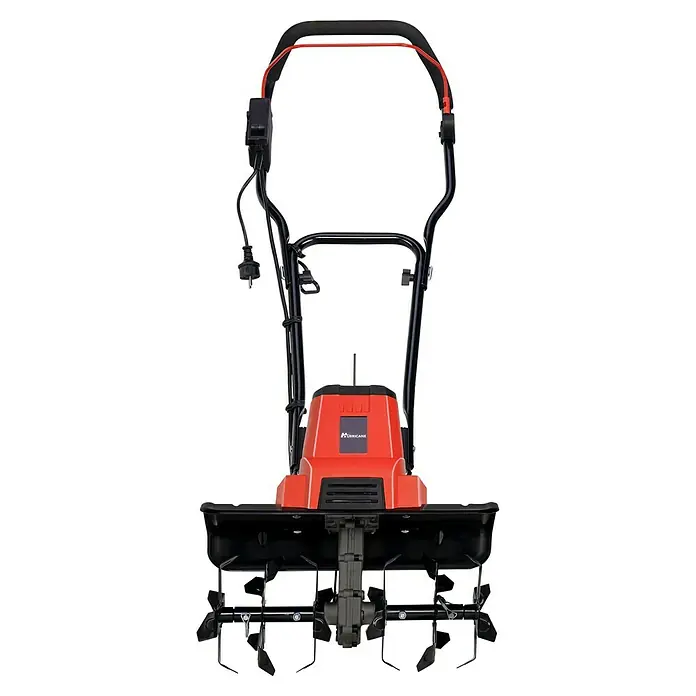 Hurricane Elektro-Bodenhacke HEB-I-1500 - Leistung: 1.500 W, Arbeitsbreite: 45 cm, Arbeitstiefe: 20 cm - Nahaufnahme eines roten HURRICANE Gartenhäufelgeräts, das für die Gartenarbeit verwendet wird.