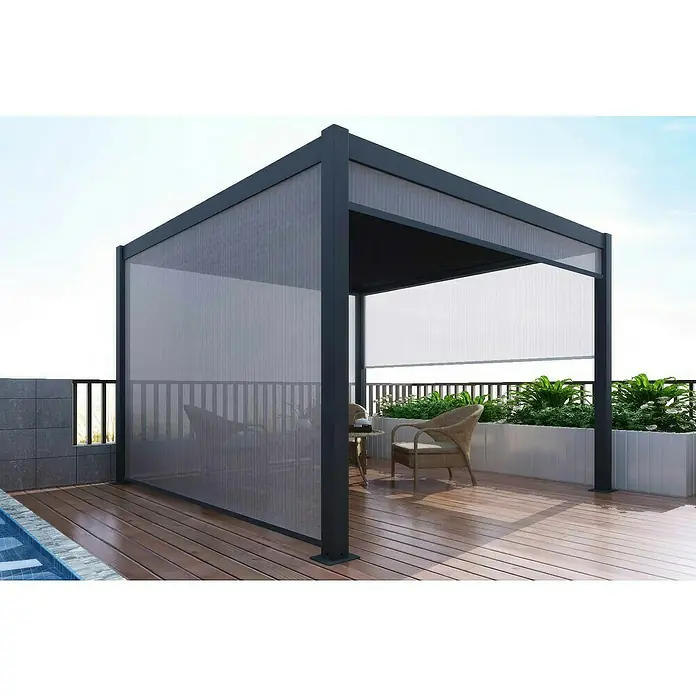 DWS Outdoor Pavillon-Seitenwand Blind Screen Comfort - L x B x H: 370 x 370 x 13 cm, Farbe Gestell: Anthrazit, Aluminium, Motor - Dunkelgraue Pergola mit ausziehbaren Netzvorhängen auf Holzdeck neben Pool, bietet Sonnenschutz und Sitzgelegenheiten.