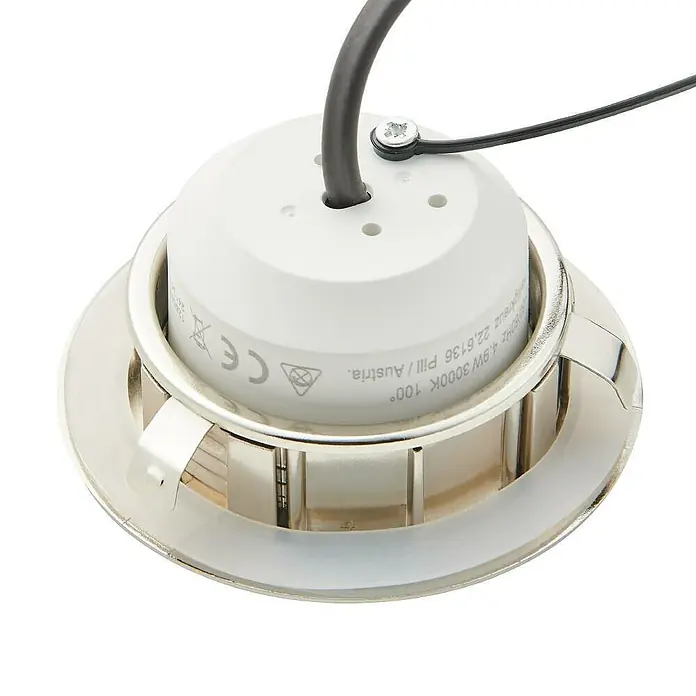 Eglo LED-Einbauleuchten-Set rund Pineda - 18 W, Ø x H: 7,8 x 3,5 cm, Nickel matt, 3 Stk., Warmweiß - Nahaufnahme einer LED-Einbauleuchte mit silberner Blende, die für eine stilvolle und energieeffiziente Beleuchtung sorgt.