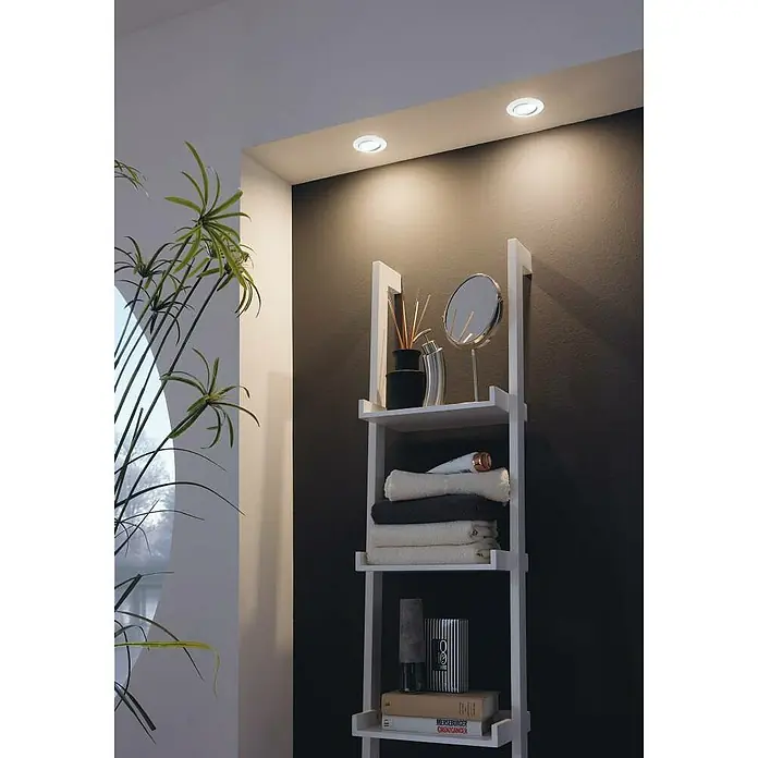 Eglo LED-Einbauleuchten-Set Pineda - 4,9 W, L x B x H: 8,4 x 8,4 x 4 cm, Weiß, 3 Stk., Warmweiß - Badezimmerregal mit Handtüchern und dekorativen Gegenständen unter zwei Deckenleuchten.