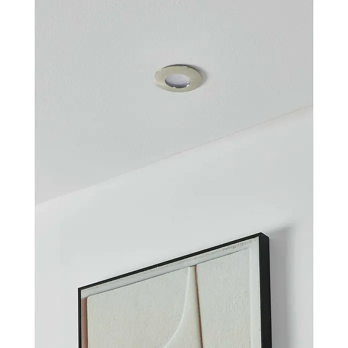 Eglo LED-Einbauleuchten-Set rund Pineda - 18 W, Ø x H: 7,8 x 3,5 cm, Nickel matt, 3 Stk., Warmweiß - Nahaufnahme einer modernen Deckenleuchte mit einem schlanken, runden Design, das sich nahtlos in die weiße Decke einfügt.
