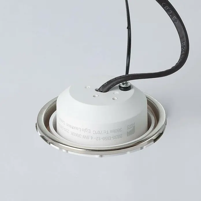 Eglo LED-Einbauleuchten-Set Pineda - 4,9 W, L x B x H: 8,4 x 8,4 x 4 cm, Weiß, 3 Stk., Warmweiß - Nahaufnahme einer runden, weißen Eglo-Deckenleuchte mit Chromrand und schwarzem Kabel. Ideal für moderne Innenräume.