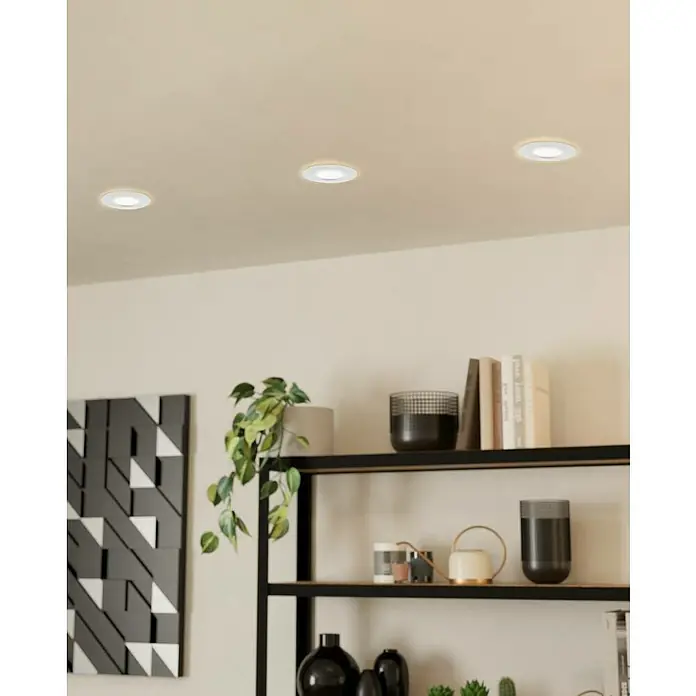 Eglo LED-Einbauleuchten-Set Pineda - 18 W, Weiß, 3 Stk., Warmweiß, 7,8 x 3,5 cm - Nahaufnahme von drei runden LED-Deckeneinbauleuchten, die in einer modernen Wohnung warmes Licht spenden.