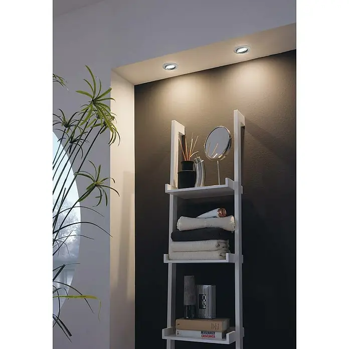 Eglo LED-Einbauleuchten-Set Pineda - 6 W, L x B x H: 8,4 x 8,4 x 4 cm, Nickel matt, 3 Stk., Warmweiß - Das Bild zeigt ein modernes Badezimmerregal aus weißem Holz, das mit Handtüchern und Dekorationsgegenständen ausgestattet ist, unter zwei Einbaustrahlern.