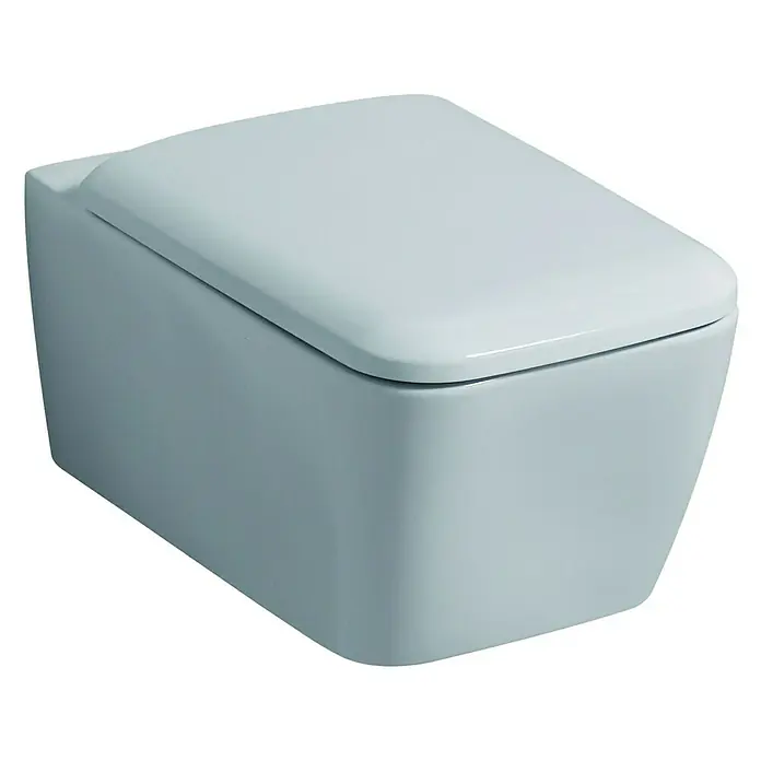 Geberit iCon Wand-WC Square - Spülrandlos, Ohne Spezialglasur, Spülform: Tief, WC Abgang: Waagerecht, Weiß - Das Bild zeigt eine moderne, wandhängende Toilette in einem sanften Blauton, die durch ihr schlichtes und elegantes Design besticht.