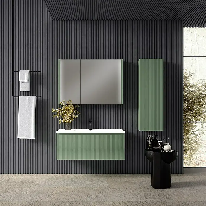 Conjunto de mueble de baño Cristal - 80 cm, Verde atlántico, Número de cajones: 1 ud., 3 pzs. - Interior de baño moderno con tocador verde, espejo y toallero sobre una pared gris.