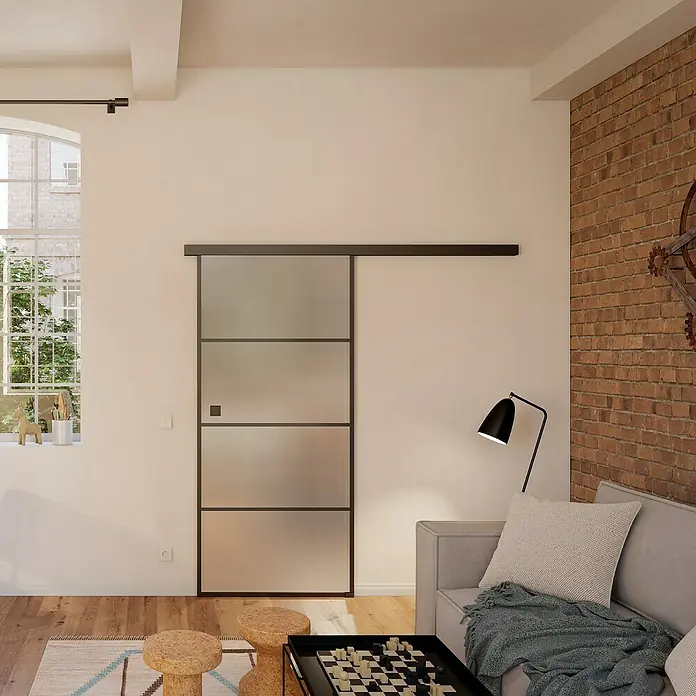 Room Plaza Slimwork Schiebetür-Komplettset Typ 9 - 940 x 2.060 mm, Satiniertes Glas - Dunkel gerahmte Schiebetür mit Milchglasscheiben in einem modernen Wohnzimmer.