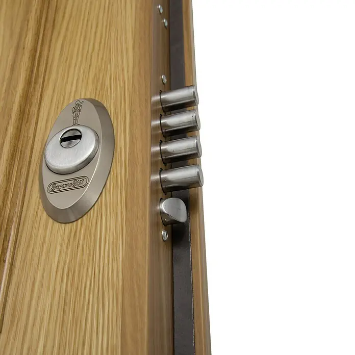 SegureStil Puerta de entrada interior S105 Serie V - 90 x 206 cm, Derecha, Roble claro, Acorazada - Primer plano de una puerta de madera con un bombín plateado y múltiples pernos de bloqueo para mayor seguridad.