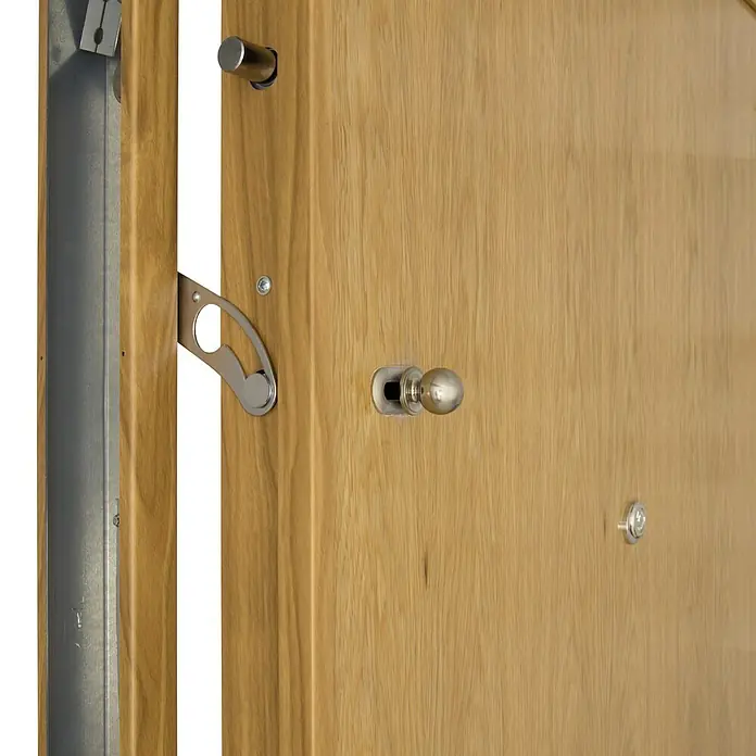 SegureStil Puerta de entrada interior S105 Serie V - 90 x 206 cm, Derecha, Roble claro, Acorazada - Primer plano de una puerta con una cerradura moderna, que combina seguridad y estilo.
