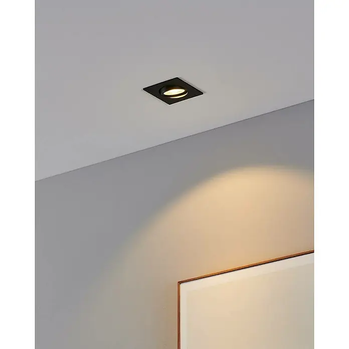 Eglo LED-Einbauleuchte SALICETO - 6 W, Warmweiß, 8,8 x 8,8 x 4,2 cm - Nahaufnahme einer quadratischen, schwarzen Deckenleuchte, die ein warmes Licht in den Raum wirft und moderne Eleganz ausstrahlt.