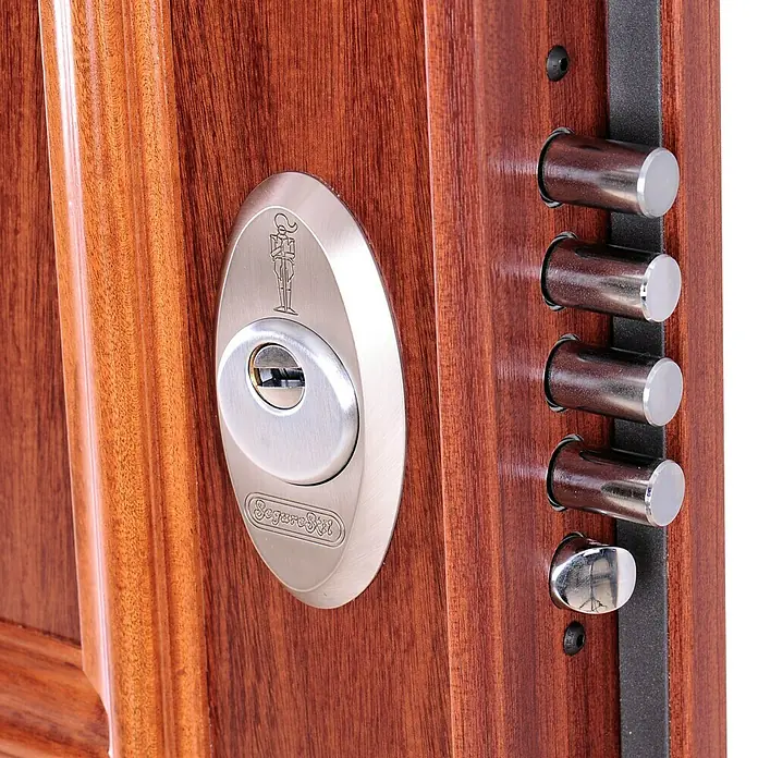 SegureStil Puerta de entrada interior S105 Serie V - 90 x 206 cm, Derecha, Sapelly, Acorazada - Primer plano de una puerta de seguridad de madera con un sistema de cierre robusto, que garantiza seguridad y protección.