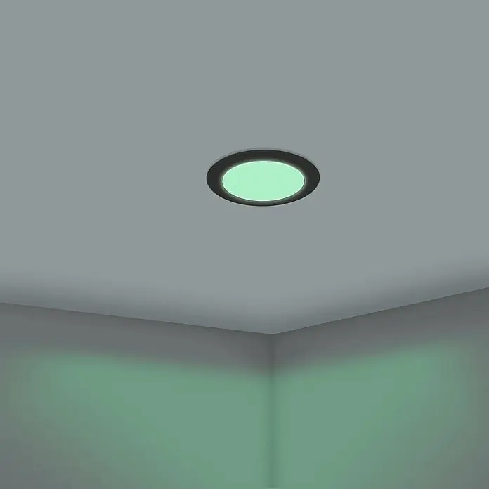 Eglo LED-Einbauleuchten-Set rund ABIUL - 3,2 W, Ø x H: 8,6 x 4 cm, Schwarz, RGBW - Abbildung einer Deckenleuchte. Die grüne Lichtquelle ist in einer runden, schwarzen Fassung verbaut, die einen modernen Akzent setzt.
