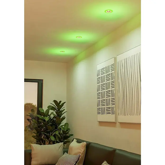 Eglo LED-Einbauleuchten-Set rund CALOGNE - 3,8 W, Weiß, RGBW - Deckenleuchten in Grün erhellen ein Wohnzimmer mit Pflanze, Sofa und Bildern. Die smarten Leuchten setzen moderne Akzente.