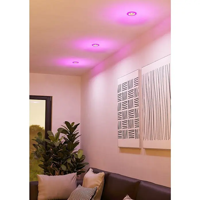 Eglo LED-Einbauleuchten-Set rund CALOGNE - 3,8 W, Weiß, RGBW - Zimmer mit Deckenleuchten, die ein violettes Licht ausstrahlen und eine gemütliche und moderne Atmosphäre schaffen.