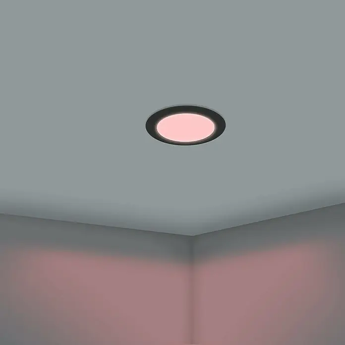 Eglo LED-Einbauleuchten-Set rund ABIUL - 3,2 W, Ø x H: 8,6 x 4 cm, Schwarz, RGBW - Ein Deckenlicht mit einem runden, schwarzen Rand und einem rosa Schein, der eine gemütliche Atmosphäre im Raum erzeugt.