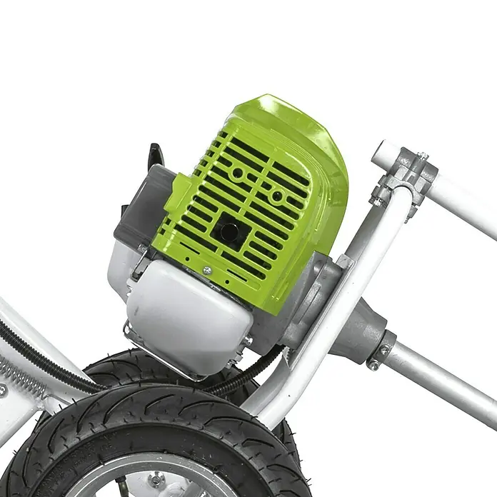Vito Desbrozadora de gasolina con ruedas EKO - 1,6 kW, 52 cm³, Ancho de corte cuchilla: 25,5 cm - Primer plano de un motor verde y gris conectado a un marco metálico con un neumático negro.