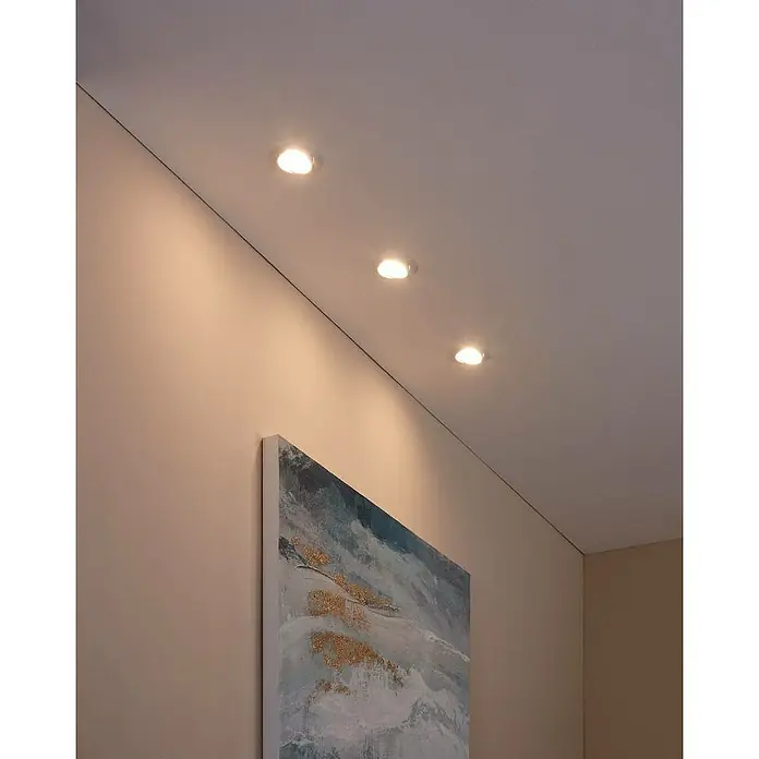 Eglo LED-Einbauleuchte rund Peneto - 15 W, Ø x H: 8,7 x 11,5 cm, Weiß, Warmweiß, Gesamtstückzahl: 3 Stk. - Deckenleuchten beleuchten ein abstraktes Kunstwerk an einer Wand, für eine gemütliche Atmosphäre in dem Raum.