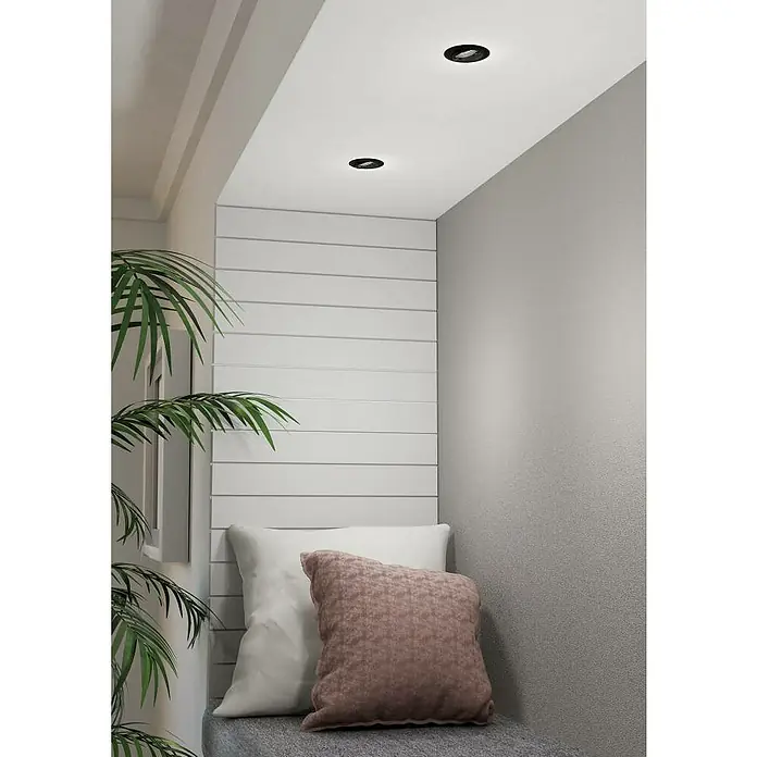 Eglo LED-Einbauleuchte PENETO - Warmweiß, Durchmesser: 8,7 cm, 3 Stk. - Zimmer mit zwei eingelassenen Deckenleuchten, einem weißen Kissen und einem rosa Kissen auf einer grauen Bank.