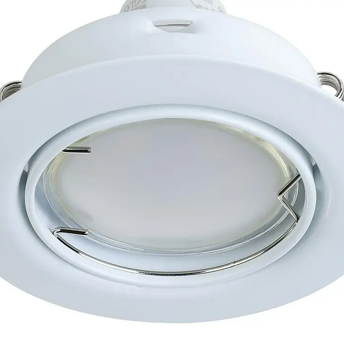 Eglo LED-Einbauleuchte rund Peneto - 15 W, Ø x H: 8,7 x 11,5 cm, Weiß, Warmweiß, Gesamtstückzahl: 3 Stk. - Nahaufnahme einer weißen LED-Deckenleuchte mit Metalleinfassung und kreisförmigem Design.