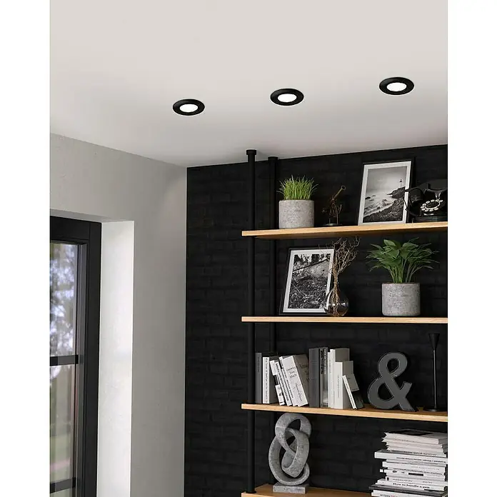 Eglo LED-Einbauleuchte PENETO - Warmweiß, Durchmesser: 8,7 cm, 3 Stk. - Das Bild zeigt eine moderne Innenraumgestaltung mit Fokus auf stilvolle LED-Deckenspots und ein Bücherregal. Die Beleuchtung ist ein Blickfang.