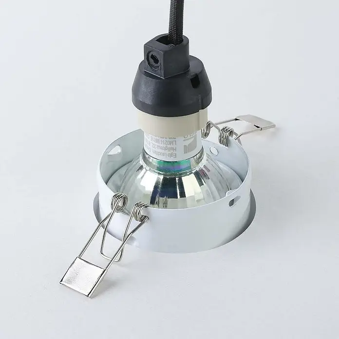 Eglo LED-Einbauleuchte rund Peneto - 15 W, Ø x H: 8,7 x 11,5 cm, Weiß, Warmweiß, Gesamtstückzahl: 3 Stk. - Nahaufnahme einer einzelnen Deckenleuchte mit Metalleinfassung und Kabelaufhängung vor einem einfachen, weißen Hintergrund.