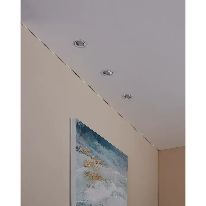 Eglo LED-Einbauleuchte rund Peneto - 15 W, Ø x H: 8,7 x 11,5 cm, Weiß, Warmweiß, Gesamtstückzahl: 3 Stk. - Raumansicht mit Deckenleuchten und einem modernen Wandbild. Die Leuchten sind gleichmäßig angeordnet und sorgen für Helligkeit.