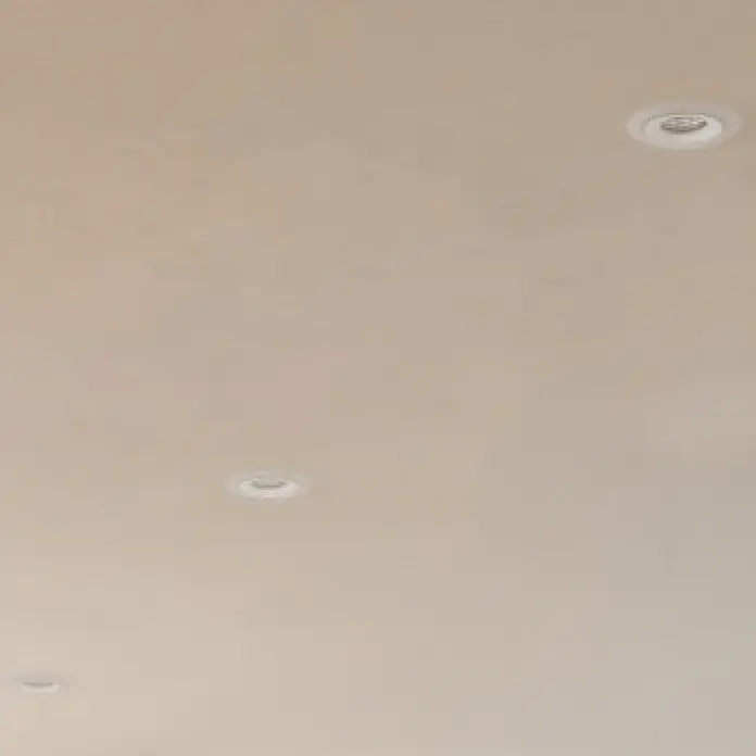 Eglo LED-Einbauleuchten-Set rund CALOGNE - 3,8 W, Weiß, RGBW - Nahaufnahme einer Decke mit eingelassenen Strahlern, die ein modernes und minimalistisches Design zeigen.